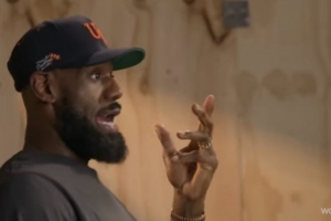 电子游戏-詹姆斯：赛程密集导致我们没有训练时间 就只能忙里偷闲交流战术