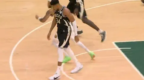 乐鱼体育app-疑似受伤？队友积极跑动执行战术，字母哥缓缓走向前场