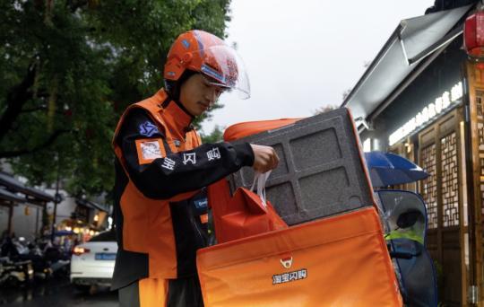电子游戏-F1决赛日上海20余位“安全侠”骑手受邀观赛，与顶尖车手共赴速度之约